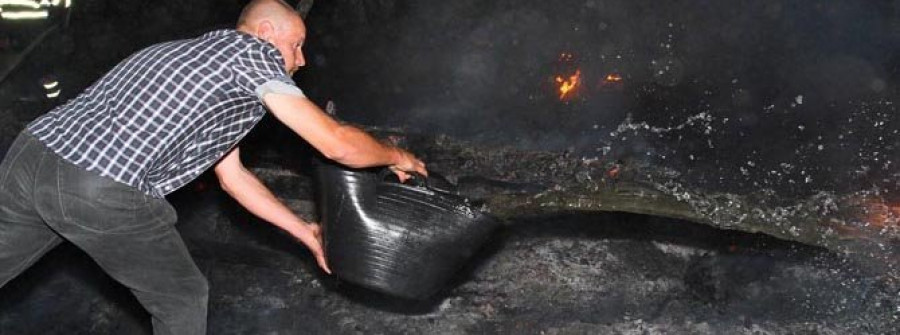 El alcalde replica a la Xunta que apagar el fuego con “capachos” no es “axeitado”