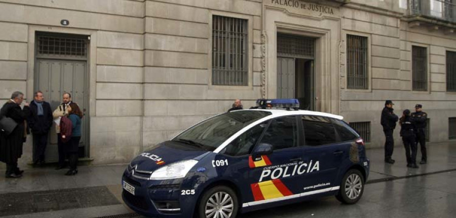 El fiscal pide hasta once años de cárcel para 
ocho acusados de vender droga en Arousa