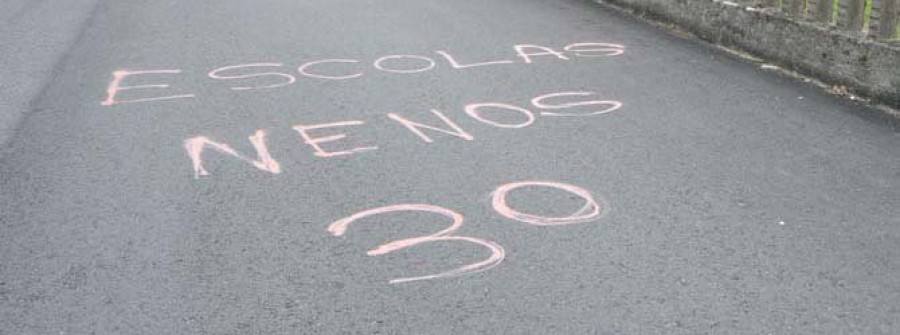 Denuncian la elevada velocidad a la que circulan los vehículos por el vial que pasa junto el colegio de Frións