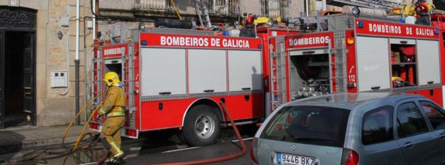 Un incendio derrumba el interior de una casa habitada por okupas en Rosalía de Castro