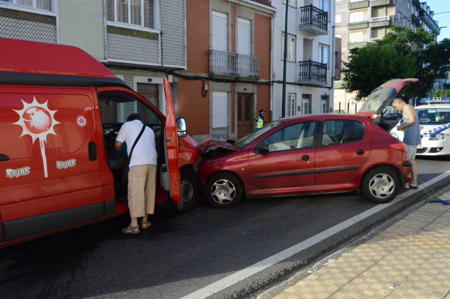 RIVEIRA - Dos conductores sufren quemaduras en un brazo al saltar el airbag en un aparatoso accidente