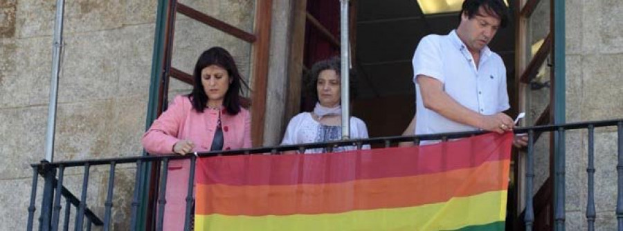 El Concello de Cambados ondea por primera vez la bandera multicolor