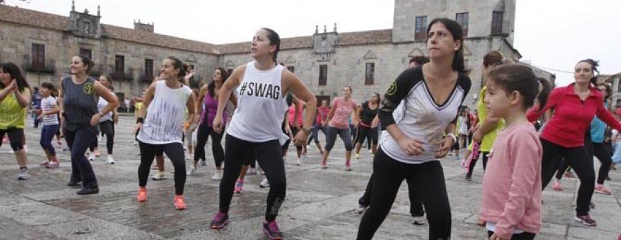 CAMBADOS - La zumba llegó a congregar a casi 200 personas en la Praza de Fefiñáns