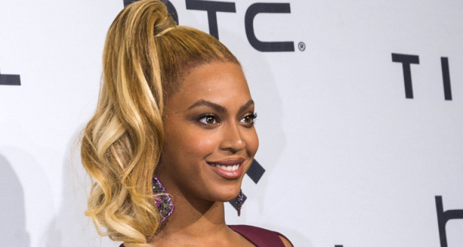 La norteamericana Beyoncé presenta a sus mellizos
