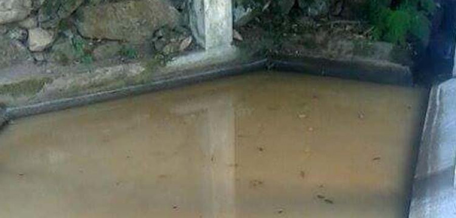 Vecinos de A Ribeiriña denuncian un vertido de aguas fecales en el regato y el lavadero de la Fonte da Cruz
