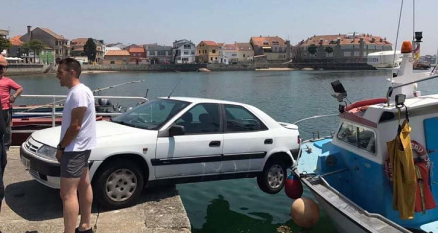 Un lancha se empotra contra una batea y un coche se salva de caer al agua en A Illa al chocar con un barco