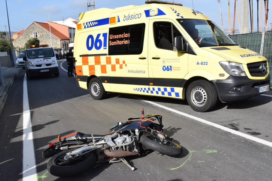 RIVEIRA - Un joven motorista resulta herido en un accidente frontal contra un coche en O Touro