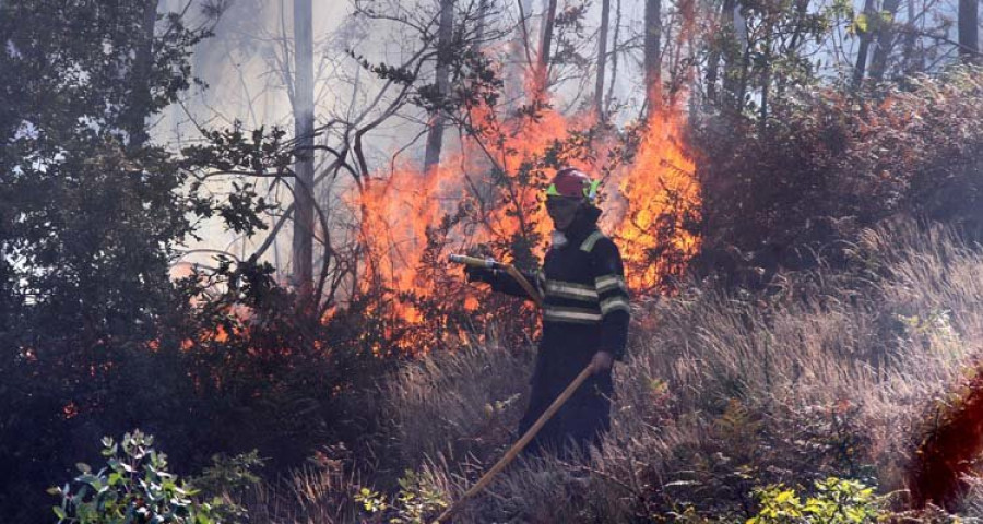 Extinguido el incendio que calcinó 0,43 hectáreas del Parque Natural de Corrubedo