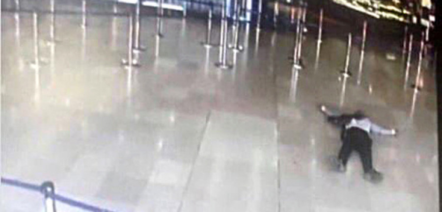 Abaten en un aeropuerto de París a un hombre que atacó a varios militares