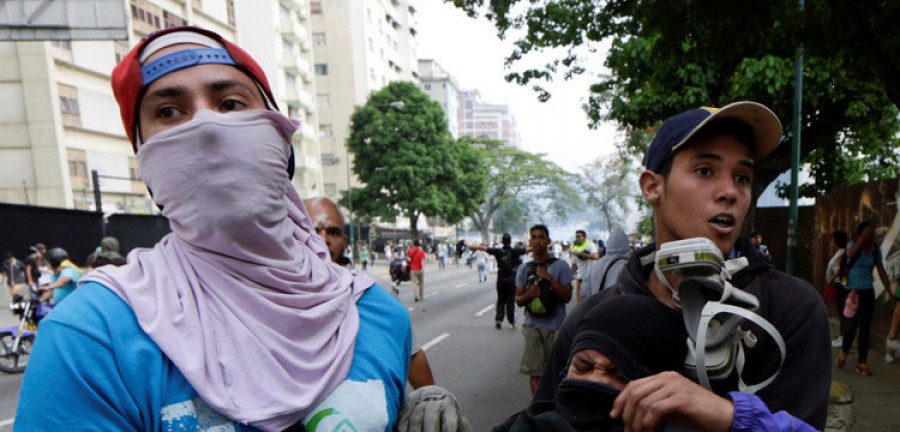Una veintena de personas  pierden la vida en Venezuela  en las protestas y los saqueos