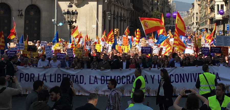 Miles de personas se manifiestan en Barcelona en contra del proceso independentista catalán