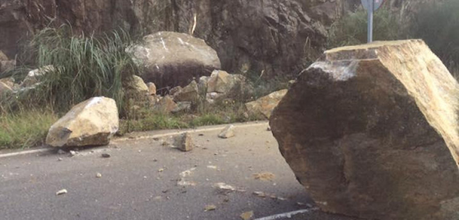 Una piedra de grandes dimensiones se desprende y obliga a cortar la carretera