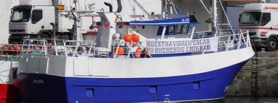 La flota permanece parada en protesta por las cuotas pesqueras y el carné por puntos