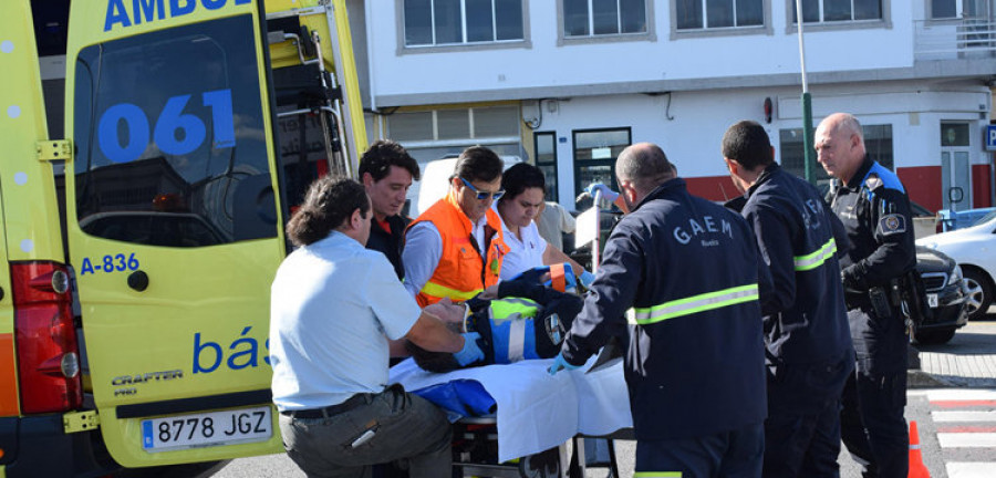 RIVEIRA - Un auxiliar de Policía Local sufre la fractura parcial de cúbito y radio de un brazo en un accidente en el Malecón