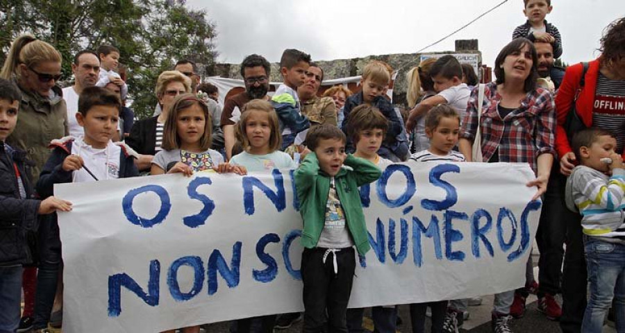 Padres de O Piñeiriño endurecen su protesta con una manifestación