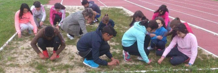 CUNTIS-Alumnos de atletismo limpian el foso de As Cancelas ante la pasividad del Concello