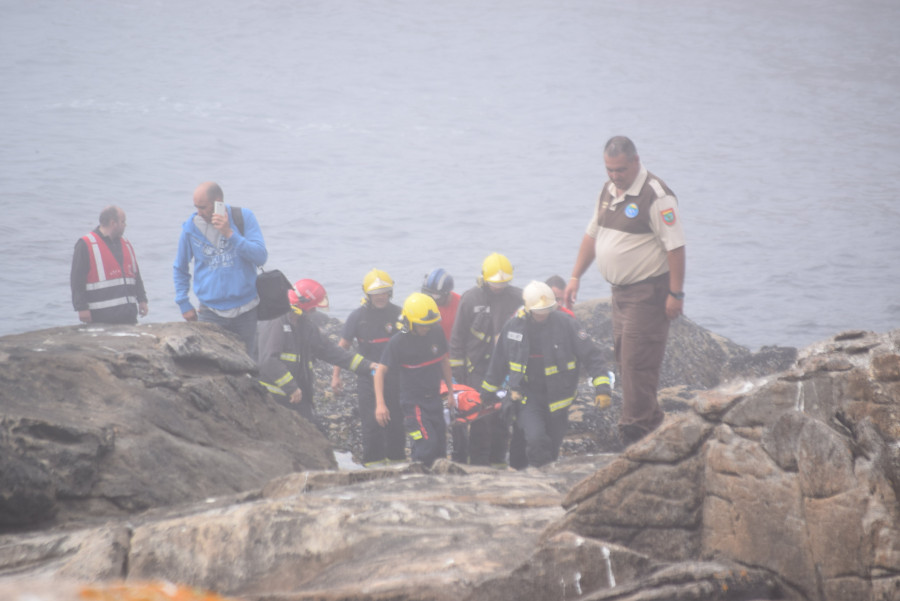 RIBEIRA - Rescatan sin vida a una vecina de Lousame que pescaba en un acantilado de Corrubedo