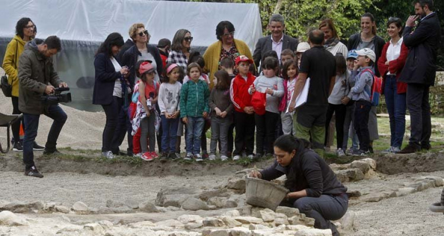 Las excavaciones en el Alobre destapan otra estructura circular y piezas nuevas