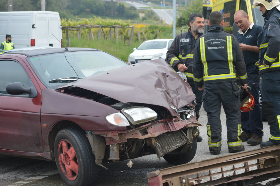 RIVEIRA - Un conductor resulta herido al salirse su coche de la vía y chocar con dos vehículos aparcados en A Carballa