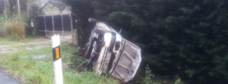 CUNTIS - Un niño de corta edad resulta herido en el vuelco de un coche