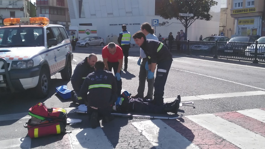 RIBEIRA - Un auxiliar de Policía local resulta herido en un accidente de tráfico cerca de la plaza de abastos