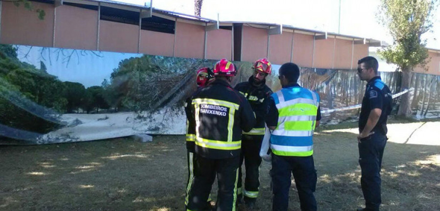 El Concello precinta varias casetas de  la Multisectorial  de Baltar por riesgo de derrumbe