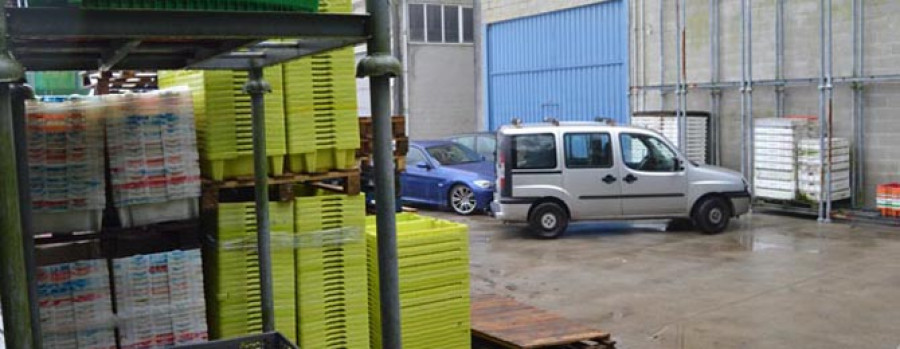 RIVEIRA - Roban 6.400 cajas de plástico para carnada de una fábrica del polígono de Xarás en las dos últimas semanas