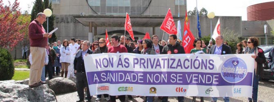 Concentración ante el Hospital do Salnés contra los recortes y las privatizaciones