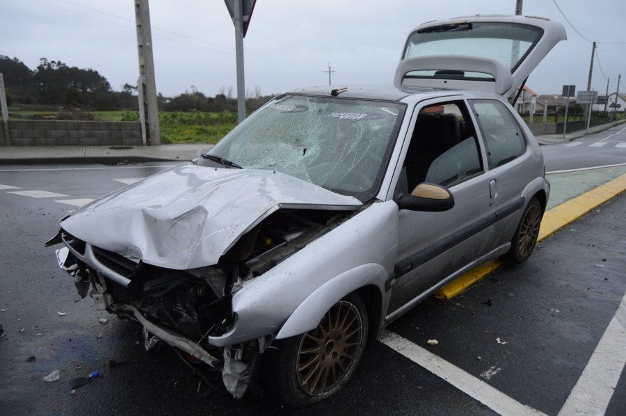 RIVEIRA - Un conductor sale ileso de un aparatoso accidente en el cruce de O Vilar