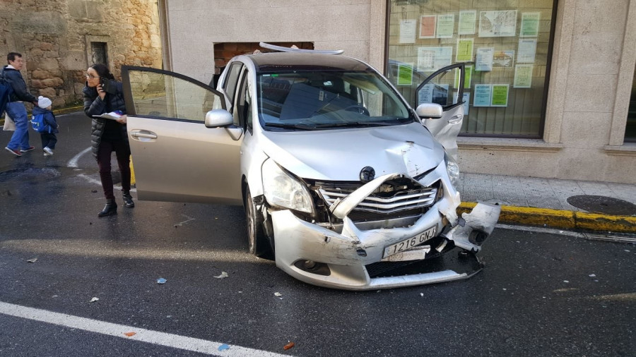 Un aparatoso accidente entre un coche y un autobús escolar en A Pobra se salda sin heridos, pero cuantiosos daños