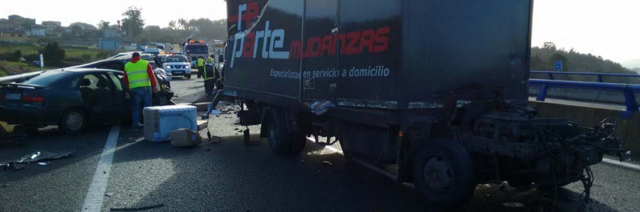 Un accidente entre un camión y un coche obliga a cortar la Autovía do Barbanza en Rianxo