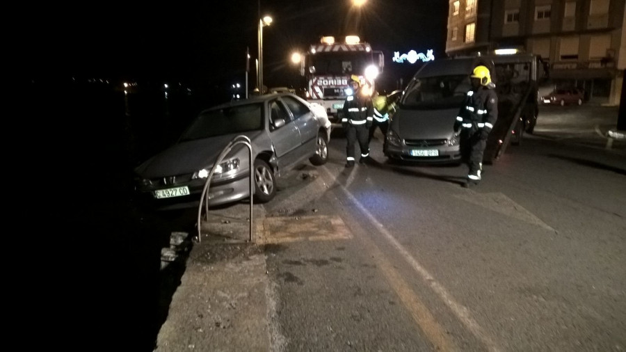 RIANXO - Un coche aparcado está a punto de caer al mar tras ser golpeado por otro a los mandos de un conductor ebrio