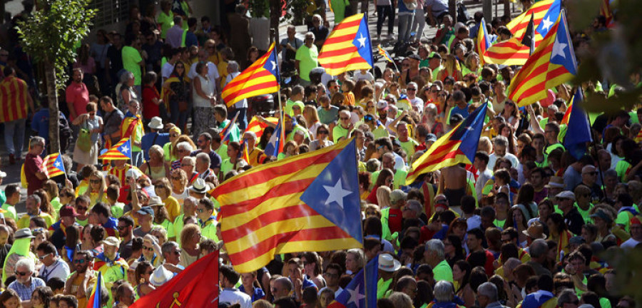 Una marea de independentistas llena el centro  de Barcelona al  grito de “votaremos”