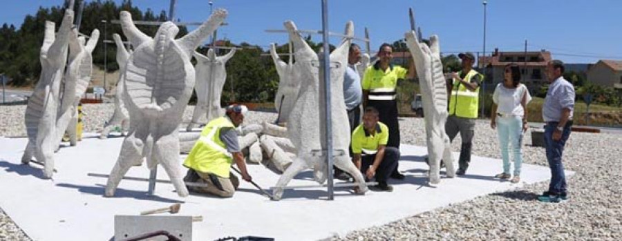 MORAÑA - Diez “carneiros ao espeto”  en piedra rinden tributo a la fiesta más popular de Moraña