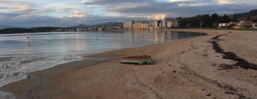 Las mariscadoras de Carril acuerdan en una tensa asamblea el cierre de la playa