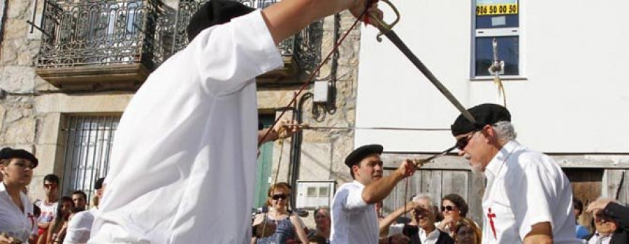 “Danza das espadas” en honor a Santiago Apóstol