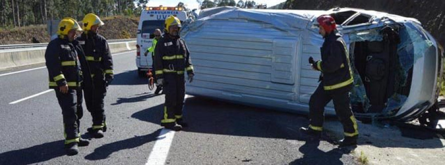 Rescatan a dos personas heridas tras salirse de la autovía la furgoneta que ocupaban