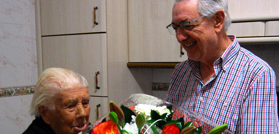 La vecina de Valga María Bouzas recibe la felicitación de Bello Maneiro al cumplir 101 años