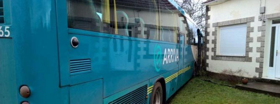 RIANXO-Un autobús se sale de la vía en Monte Grande al sufrir su conductor una indisposición