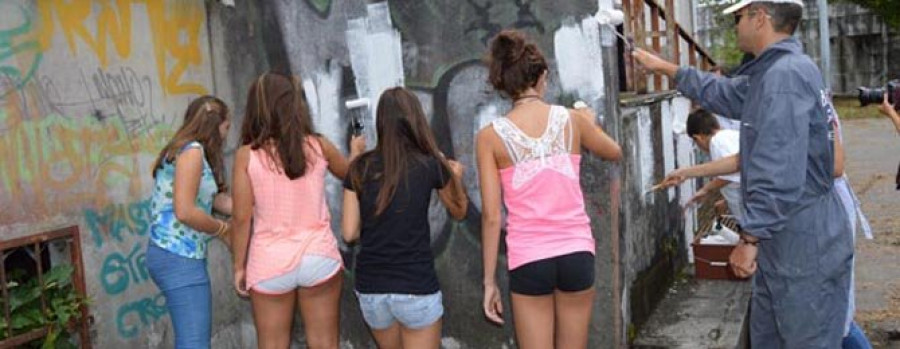 A POBRA - Padres del instituto protestan por las deficiencias del centro con la pintada simbólica de una pared