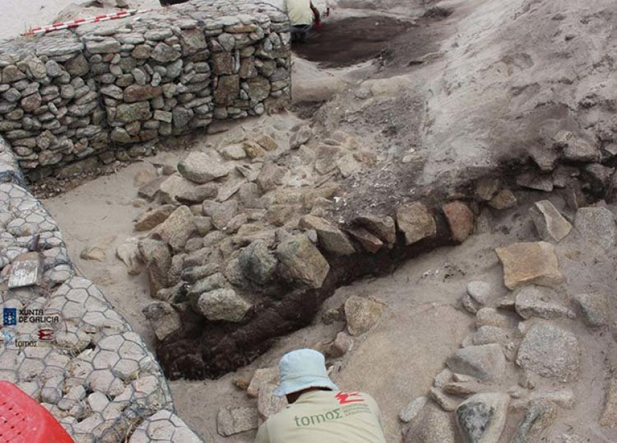 Reportaje | La retirada de la duna del dolmen de O Areoso comienza a sacar hallazgos a la luz