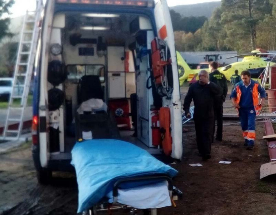 Un vecino de Rianxo resulta herido grave al caer de un andamio en O Araño