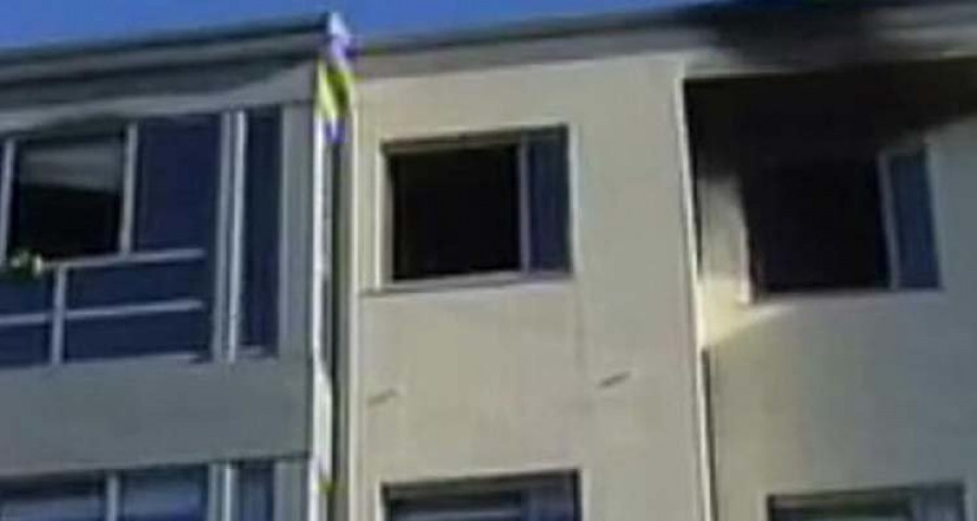 Investigan si un voraz incendio en un tercer piso de Rianxo lo causó un hombre que acabó tirándose por la ventana