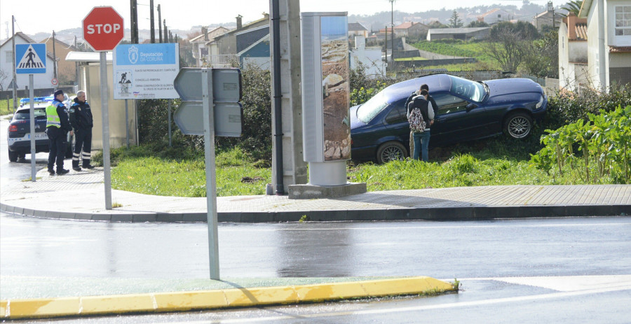 RIVEIRA - Dos jóvenes salen ilesos tras una aparatosa salida de vía en la rotonda de O Vilar