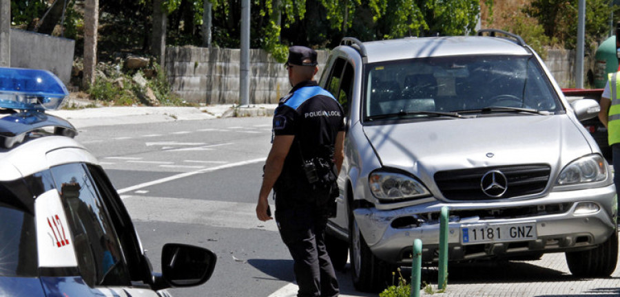 Socorren a un cambadés víctima de un ictus en una playa y trasladan a un herido en un choque