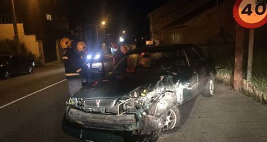 BOIRO - Un conductor ebrio resulta herido en la cabeza en un accidente contra un coche aparcado en Ponte Goiáns