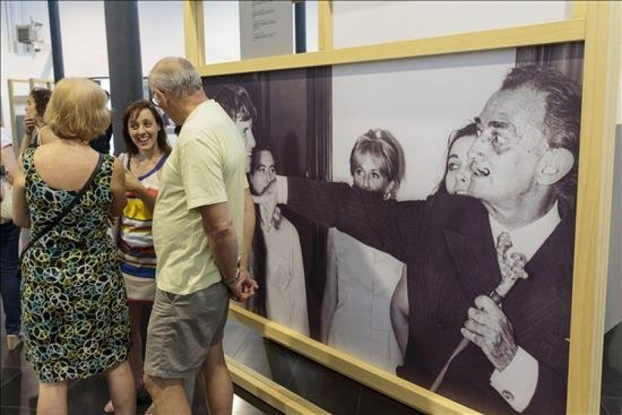Más de 10.000 personas visitan la exposición sobre Dalí con fotos de EFE
