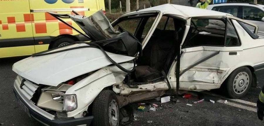 Un conductor resulta herido grave tras chocar contra un taxi en Saiar