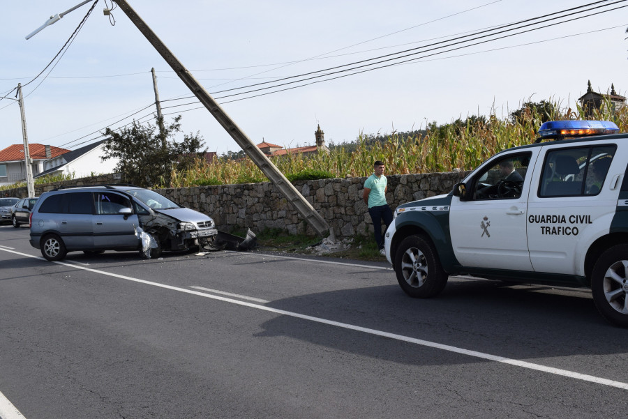 RIVEIRA - Los dos ocupantes de un coche salen ilesos tras una aparatoso choque con un poste de hormigón