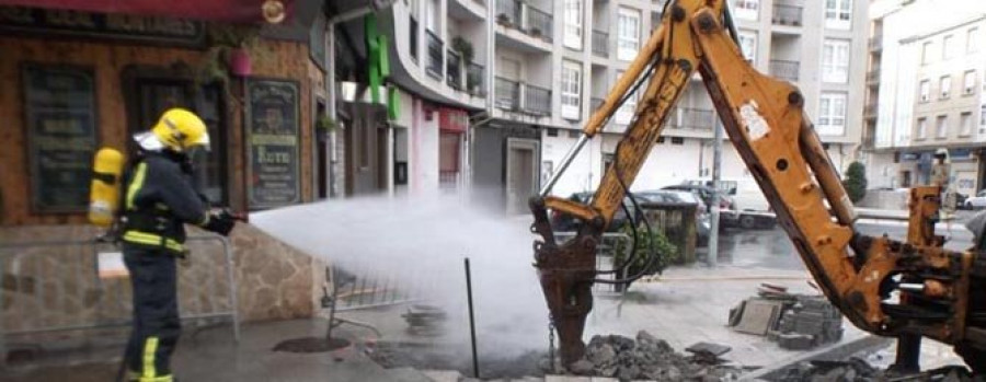 BOIRO - Una excavadora causa un escape de gas al romper una tubería de la red general